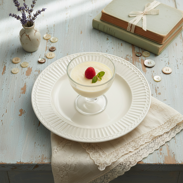 GreenGate Dessertteller Alice Weiß 17,5 cm mit Glasdessert und Himbeere im skandinavischen Landhausstil dekoriert