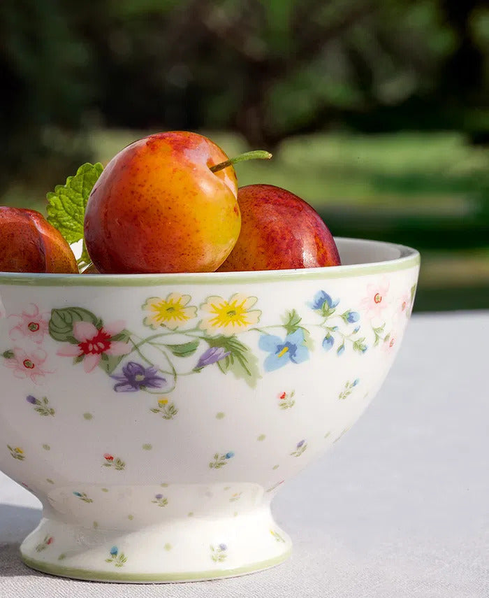 GreenGate Suppenschale Karolina Weiß mit Blumenranken auf sommerlich gedecktem Tisch
