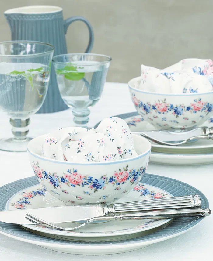GreenGate Suppenschale Laura Petit Weiß mit floralen Details auf gedecktem Landhaustisch