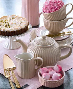 GreenGate Teetasse Alice Fudge aus Porzellan im stilvollen Teeservice mit Teekanne und Gebäck