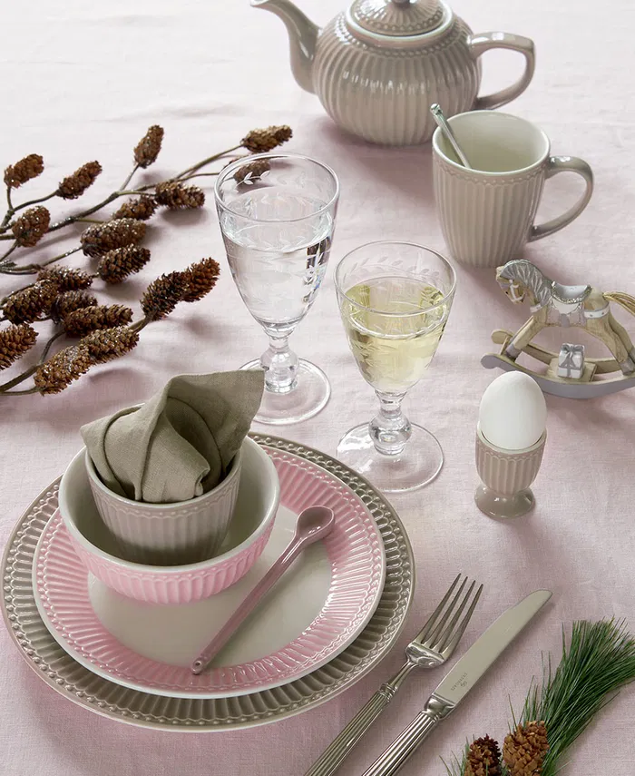 GreenGate Teekanne Alice Karamell 1 Liter kombiniert mit Alice Geschirr auf rosa Tischdecke im skandinavischen Wohnstil