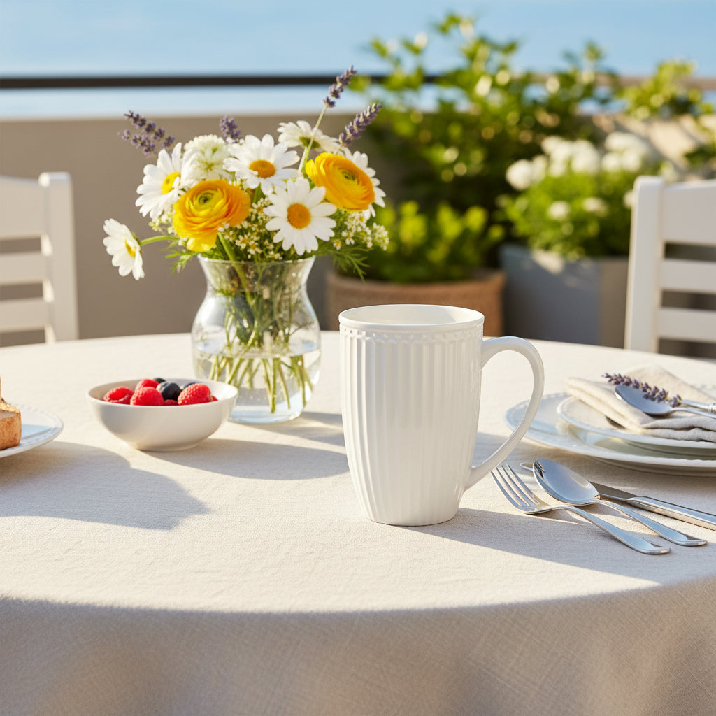 GreenGate Große Tasse Alice Weiß 0,5 l auf gedecktem Tisch mit Blumen und Frühstücksarrangement