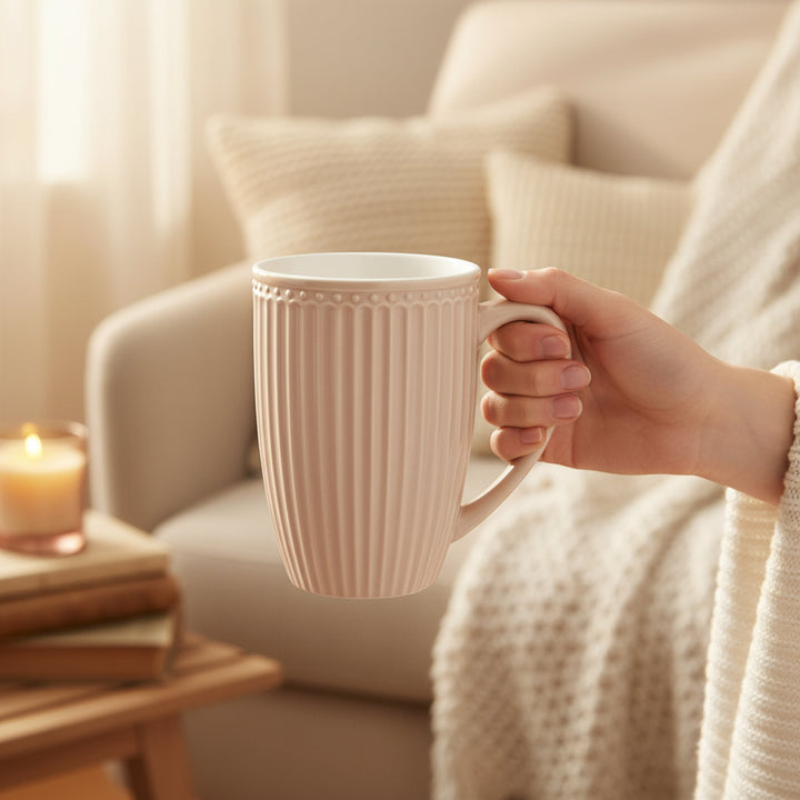 GreenGate Große Tasse Alice Fudge mit Kaffee auf festlich gedecktem Tisch mit Kerzen