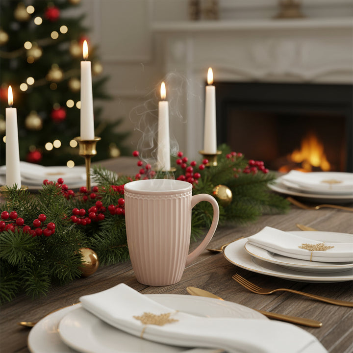 GreenGate Große Tasse Alice Fudge mit Kaffee auf festlich gedecktem Tisch mit Kerzen