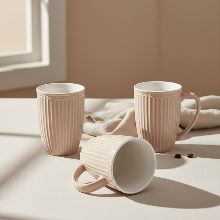 GreenGate Große Tasse Alice Fudge im 3er-Set auf hellem Hintergrund dekoriert