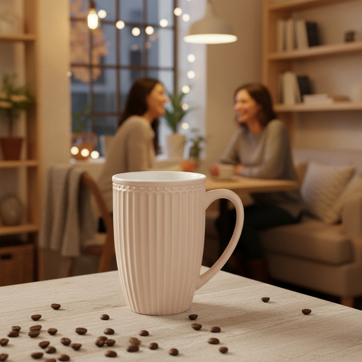 GreenGate Große Tasse Alice Fudge 0,5 l auf Tisch mit Kaffeebohnen und gemütlicher Wohnatmosphäre