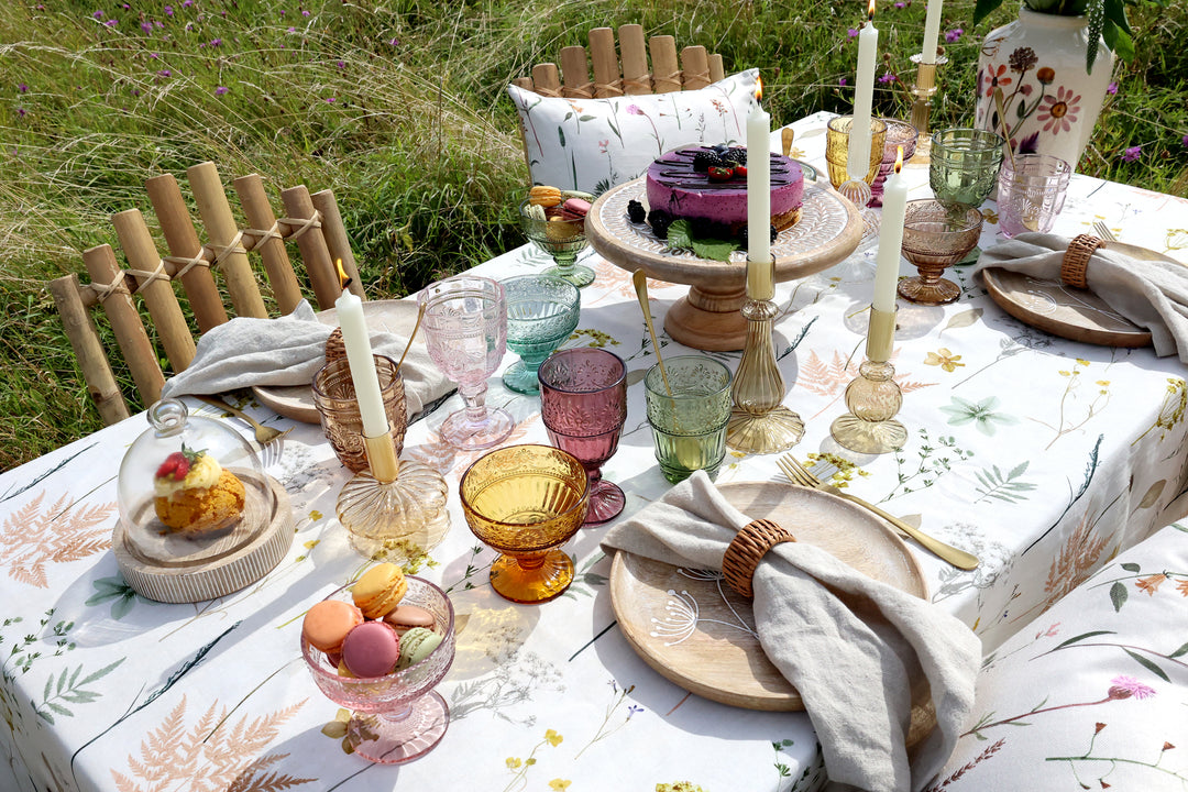 Sommerliche Tischdekoration mit Saint-Émilion Gläsern von Chic Antique im Landhausstil