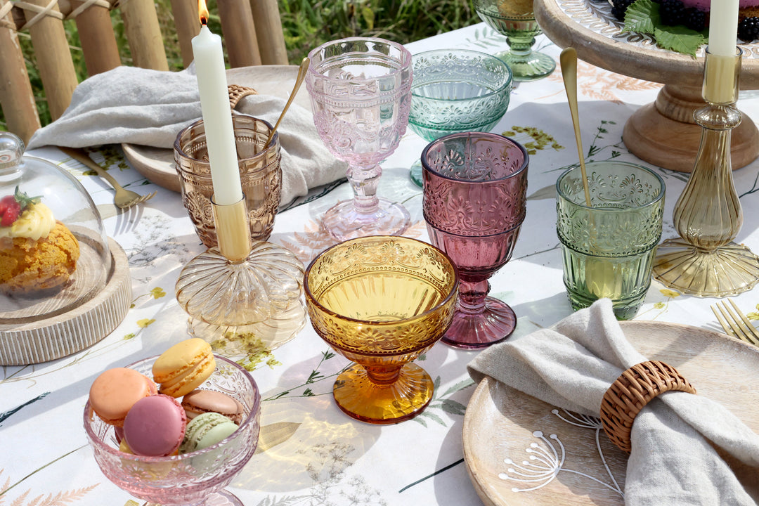 Detailaufnahme Saint-Émilion Glas mit geprägtem Vintage-Muster in Amber
