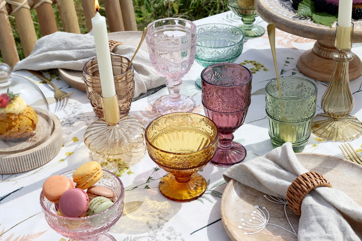 Detailaufnahme Saint-Émilion Glas mit geprägtem Vintage-Muster in Amber