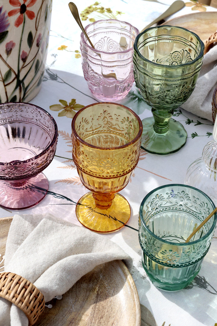 Bunte Saint-Émilion Gläser mit Reliefmuster von Chic Antique auf sommerlich gedecktem Tisch