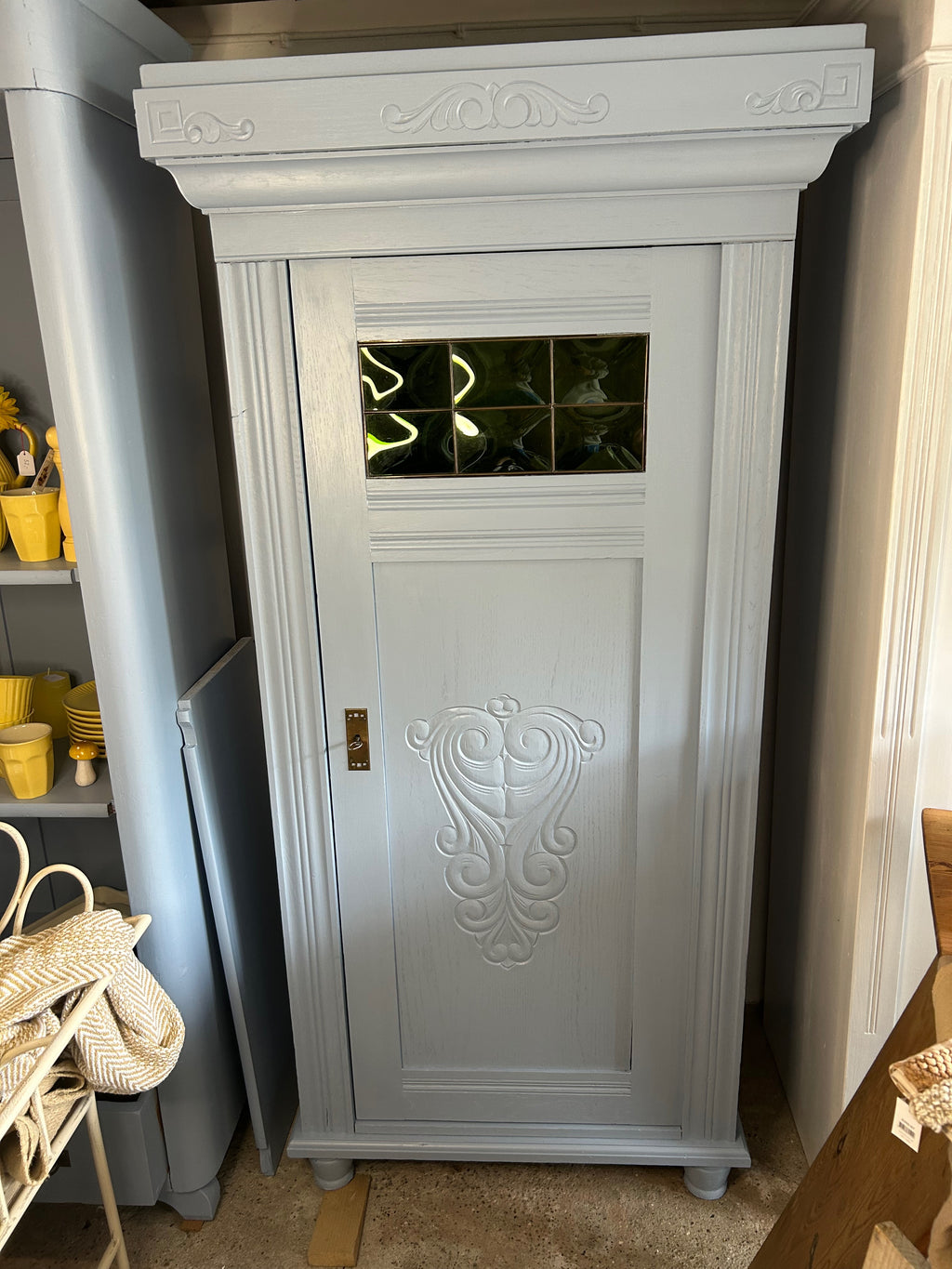 Antiker Schrank Jugendstil mit grünen Fenstern