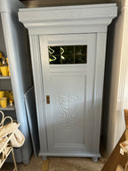 Antiker Schrank Jugendstil mit grünen Fenstern