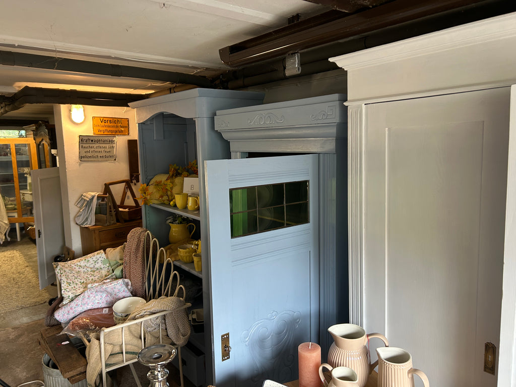 Antiker Schrank Jugendstil mit grünen Fenstern