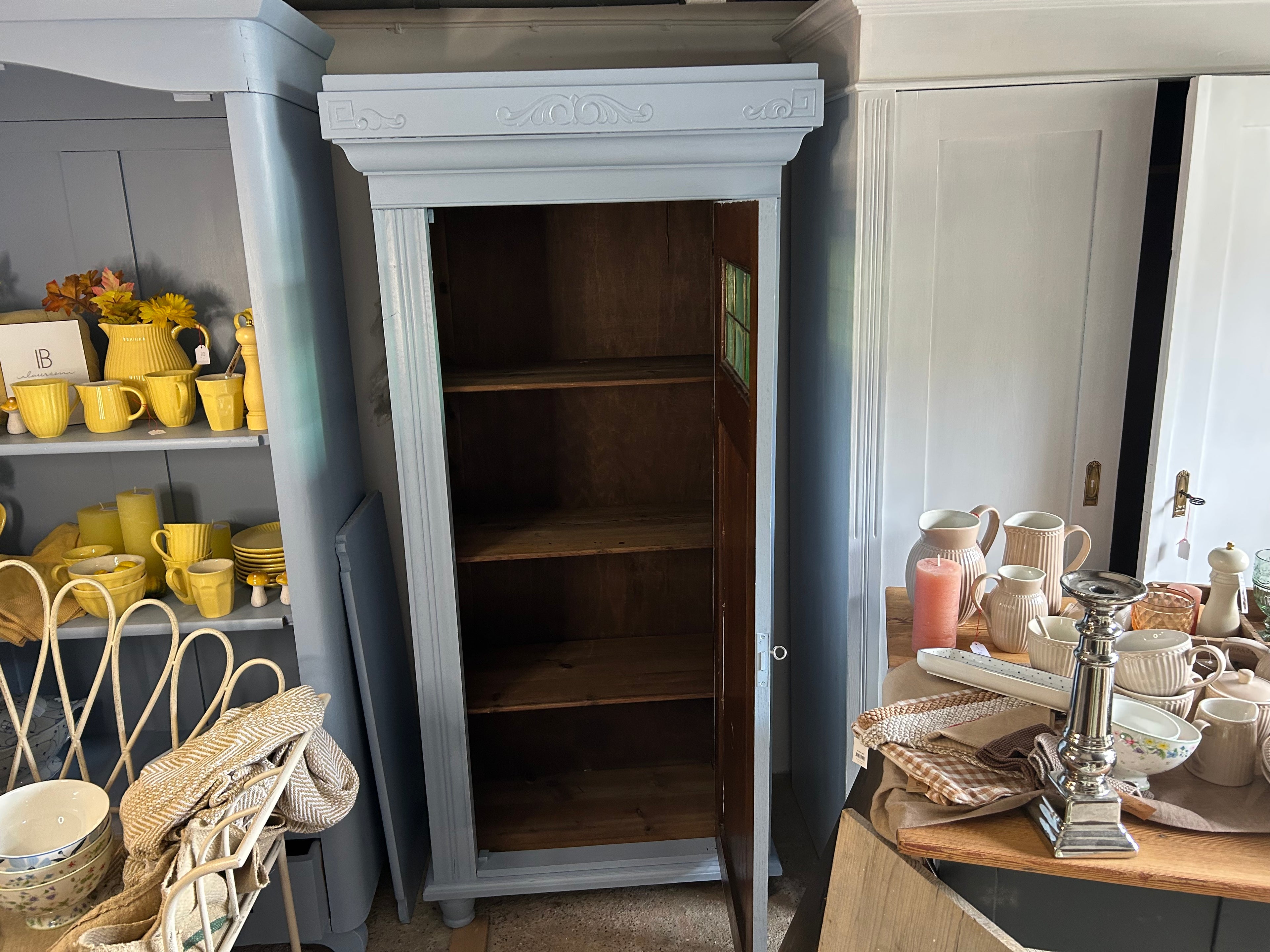 Antiker Schrank Jugendstil mit grünen Fenstern