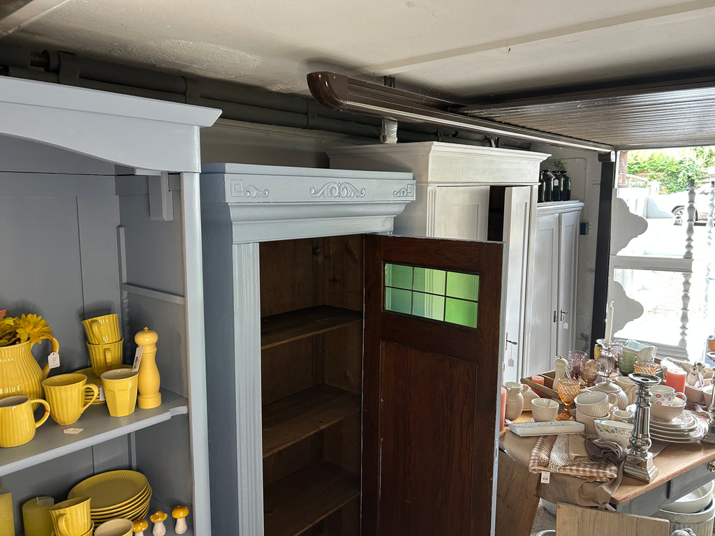 Antiker Schrank Jugendstil mit grünen Fenstern