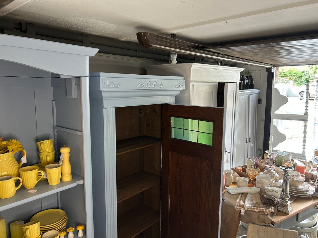 Antiker Schrank Jugendstil mit grünen Fenstern