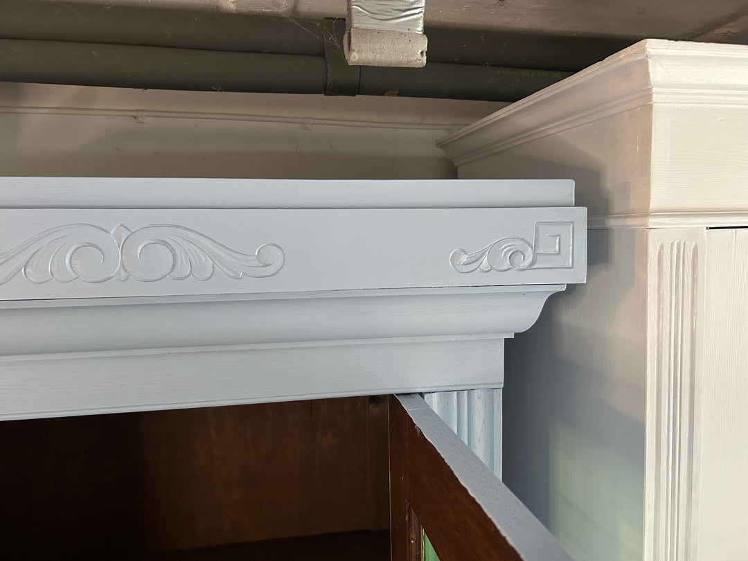 Antiker Schrank Jugendstil mit grünen Fenstern