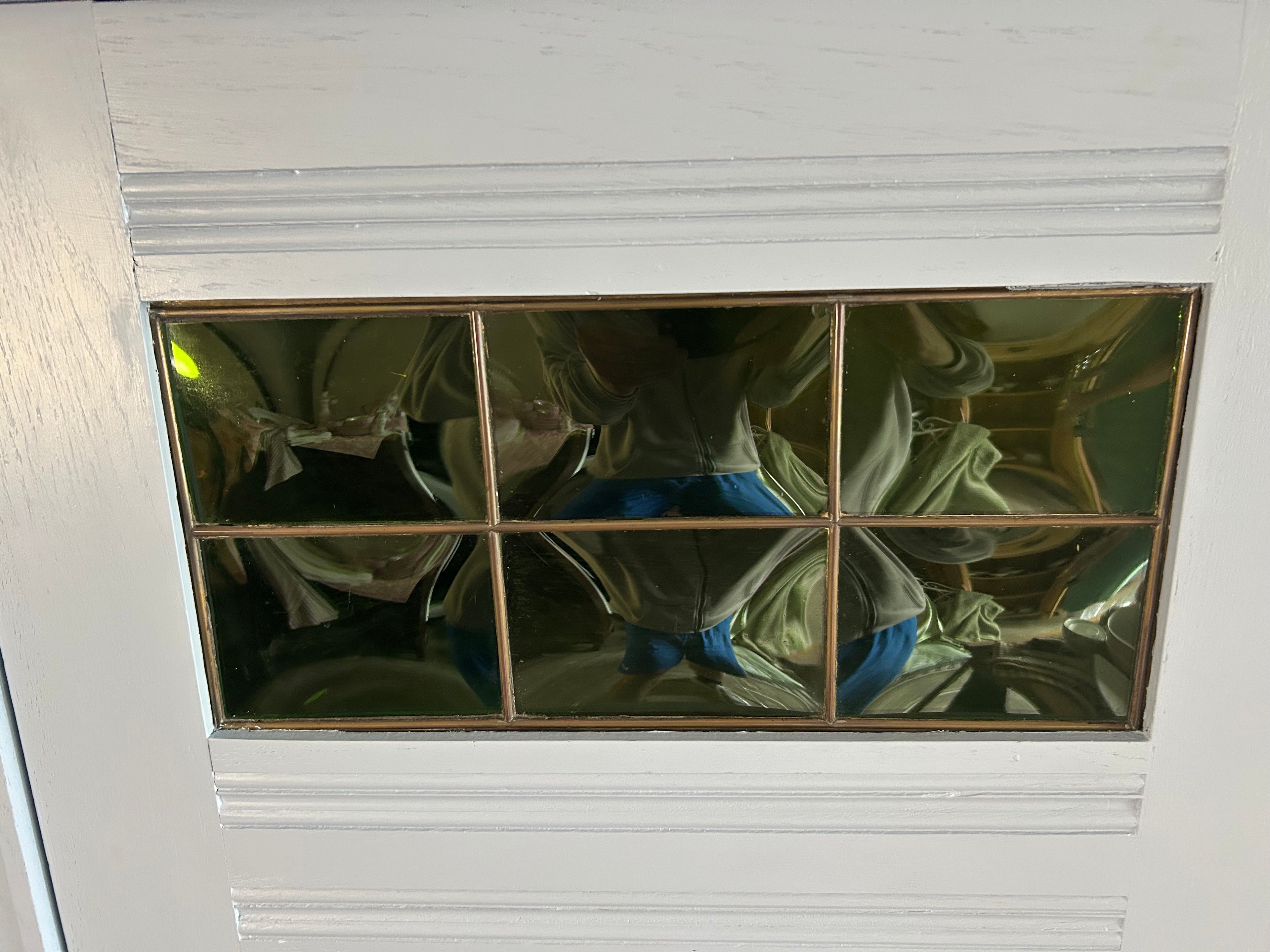 Antiker Schrank Jugendstil mit grünen Fenstern
