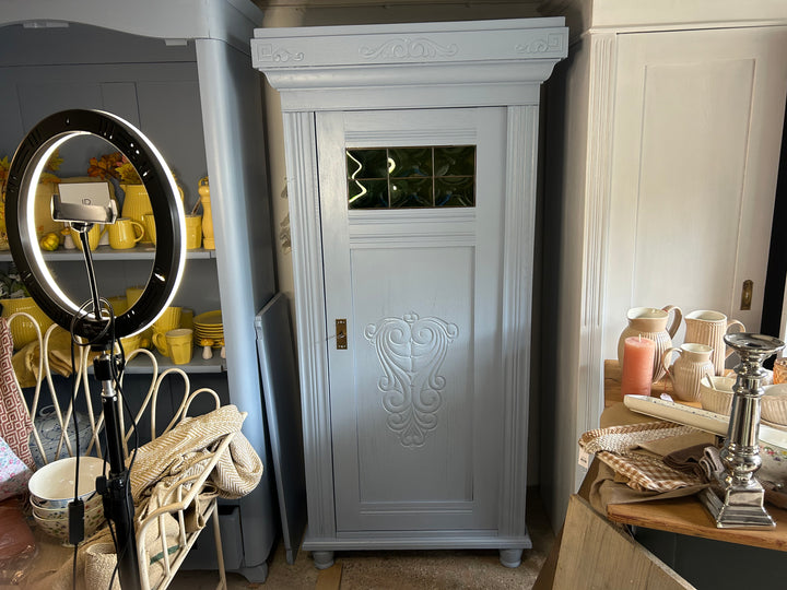 Antiker Schrank Jugendstil mit grünen Fenstern