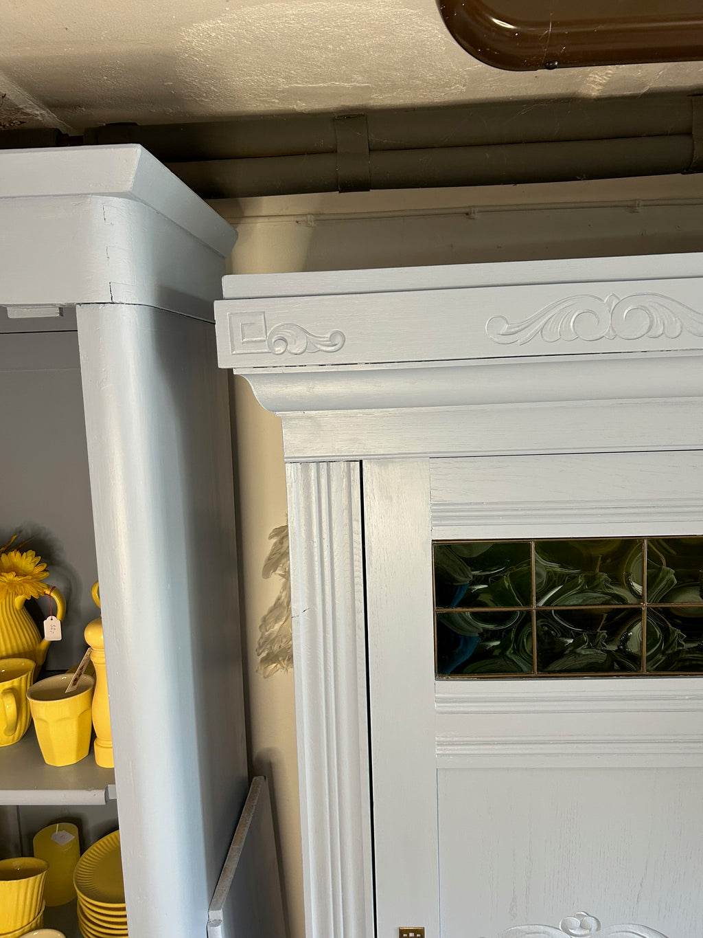 Antiker Schrank Jugendstil mit grünen Fenstern