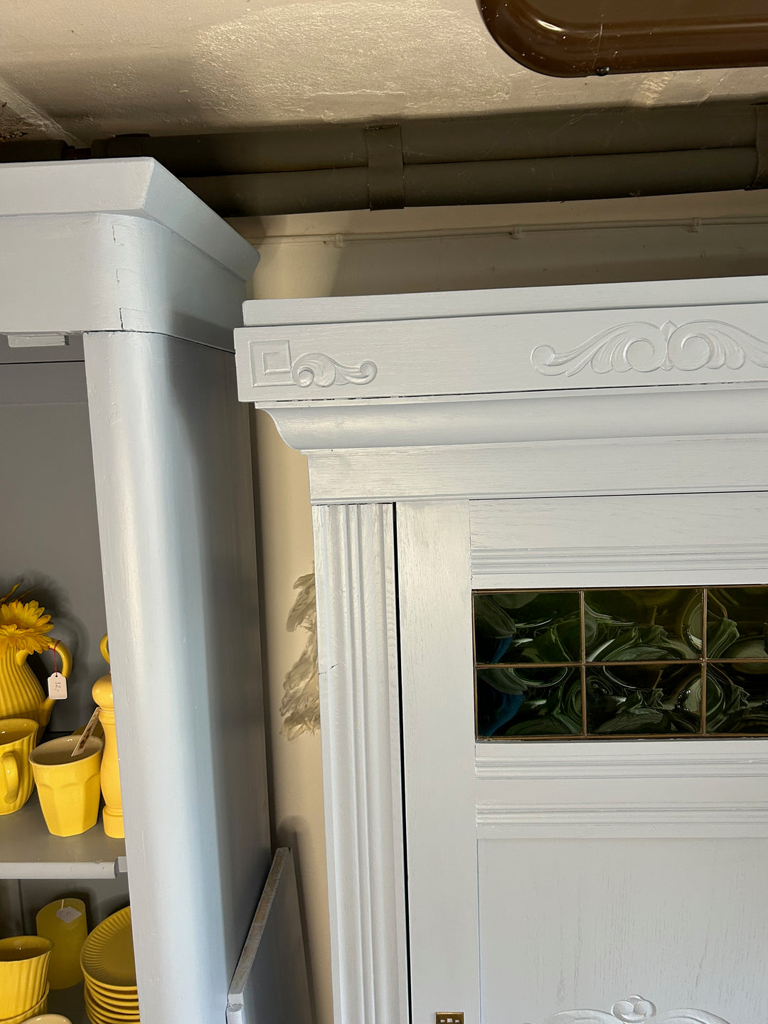 Antiker Schrank Jugendstil mit grünen Fenstern