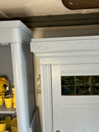 Antiker Schrank Jugendstil mit grünen Fenstern