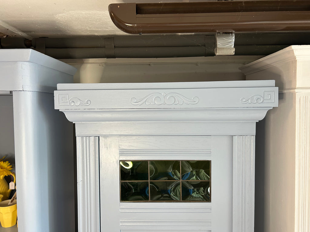 Antiker Schrank Jugendstil mit grünen Fenstern