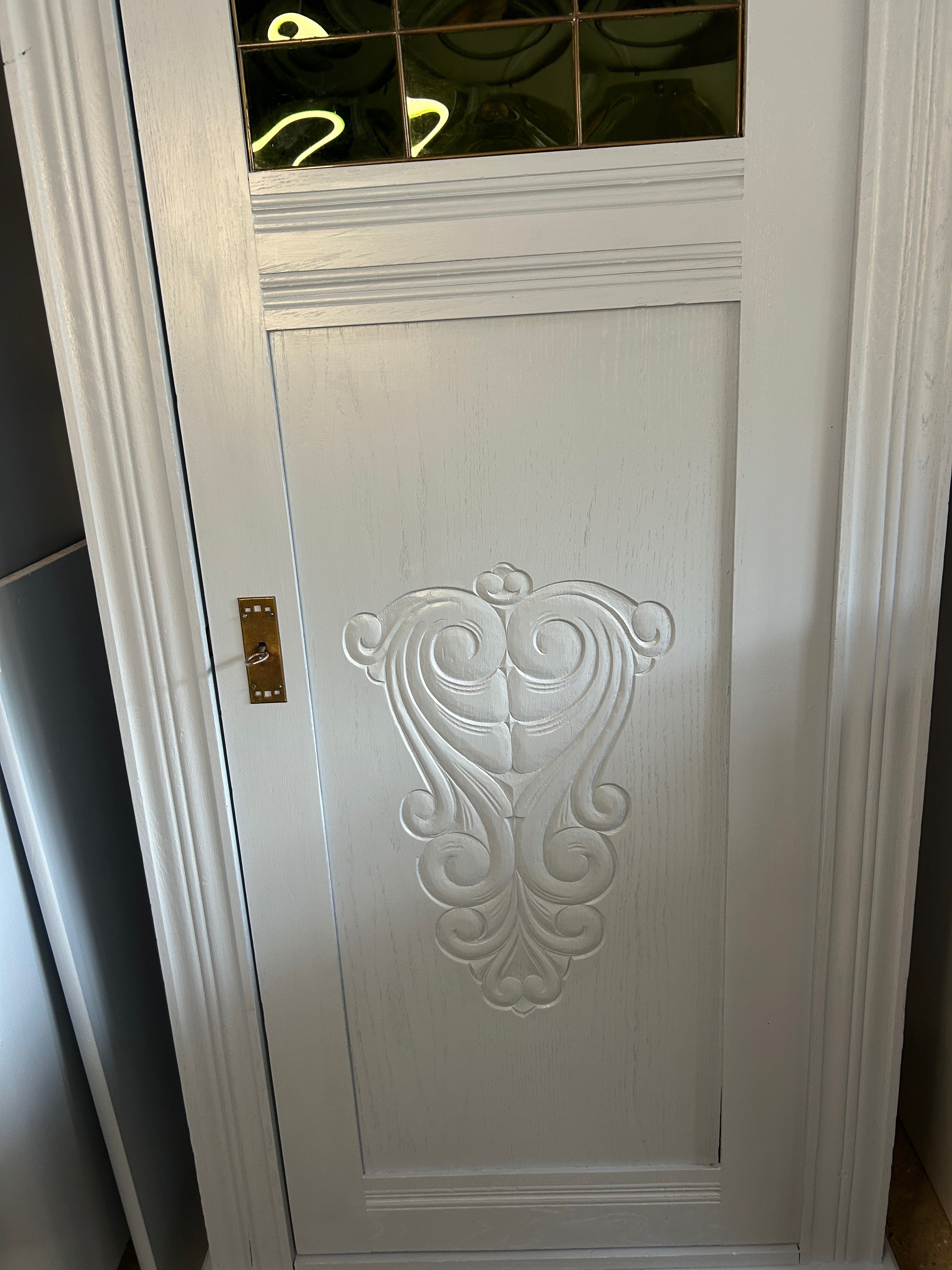 Antiker Schrank Jugendstil mit grünen Fenstern