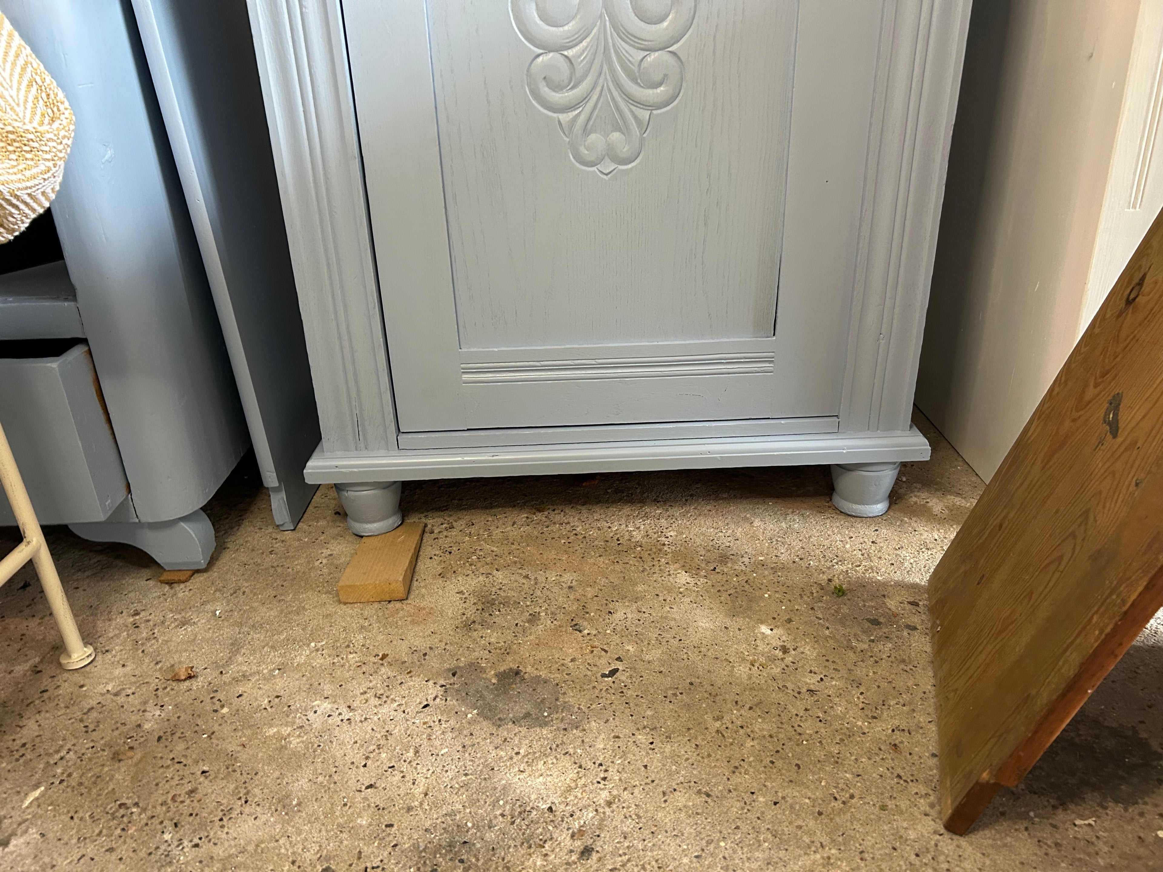 Antiker Schrank Jugendstil mit grünen Fenstern