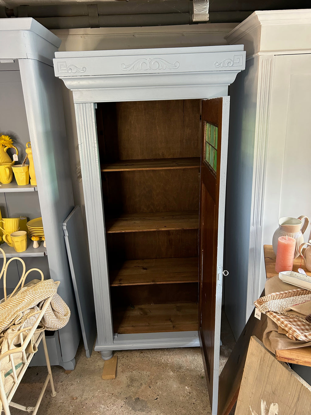 Antiker Schrank Jugendstil mit grünen Fenstern