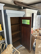 Antiker Schrank Jugendstil mit grünen Fenstern