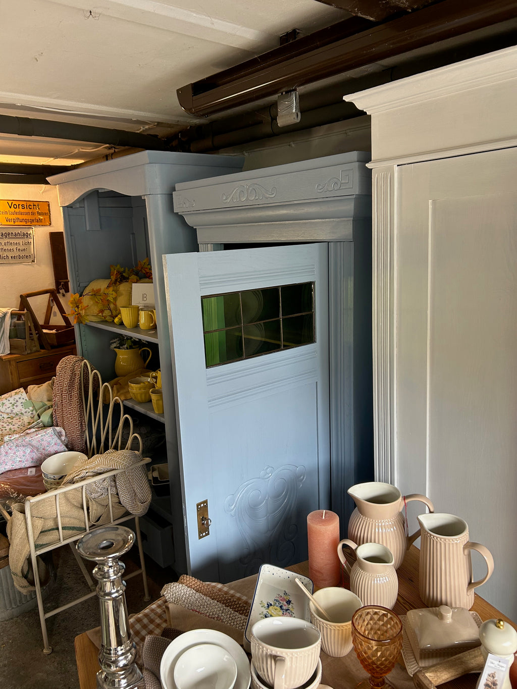 Antiker Schrank Jugendstil mit grünen Fenstern