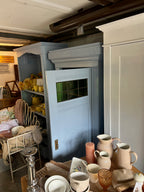 Antiker Schrank Jugendstil mit grünen Fenstern