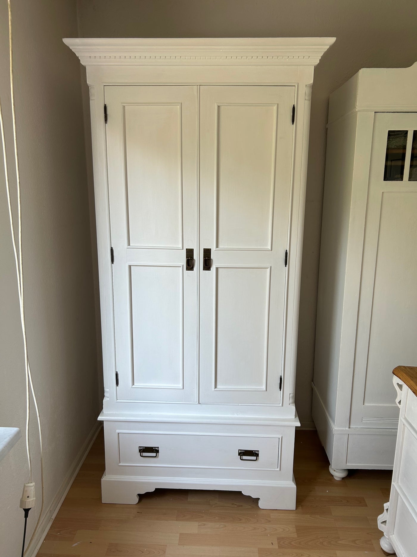 Antiker Garderobenschrank, Shabby Chic