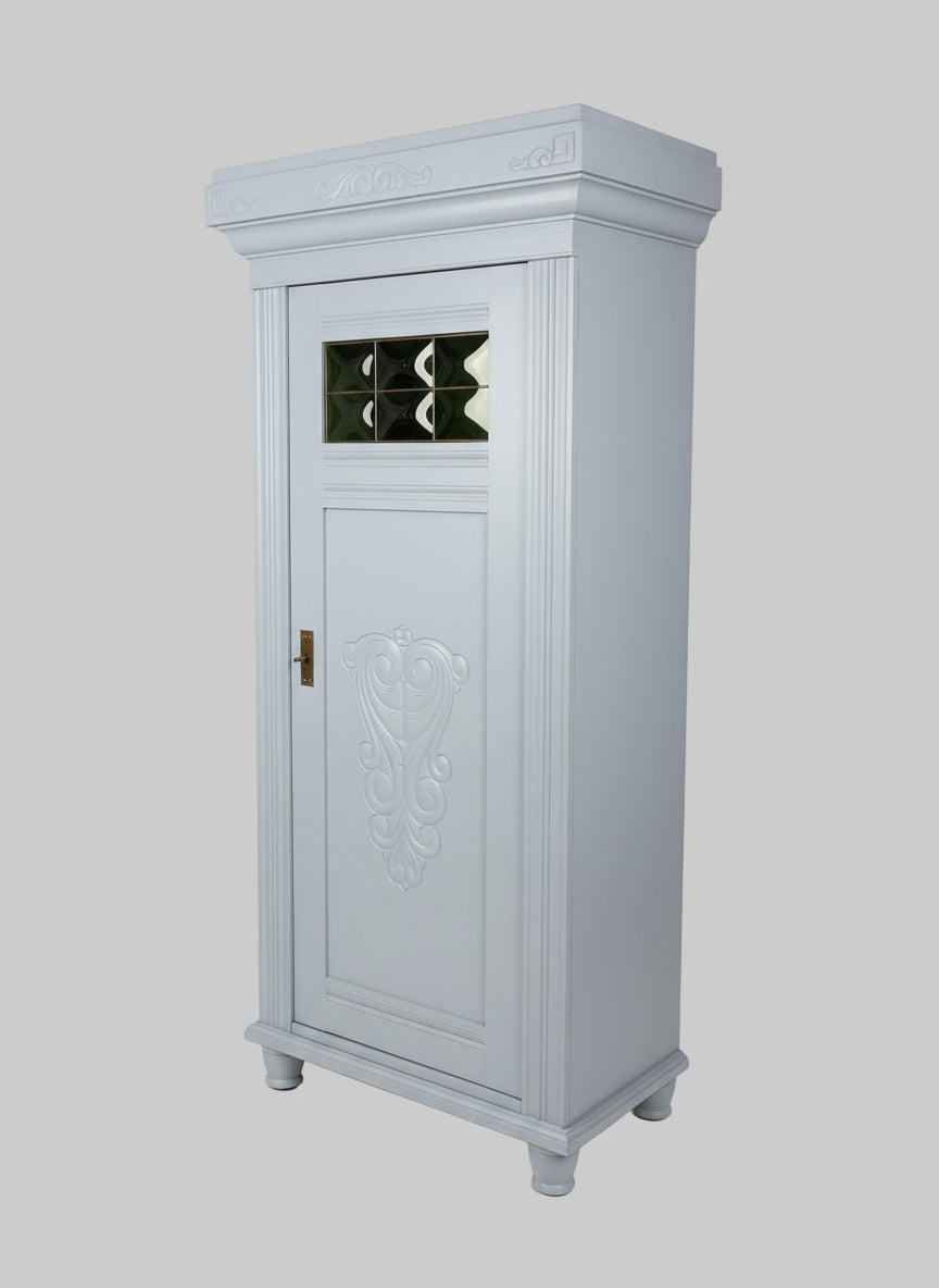 Antiker Schrank Jugendstil mit grünen Fenstern