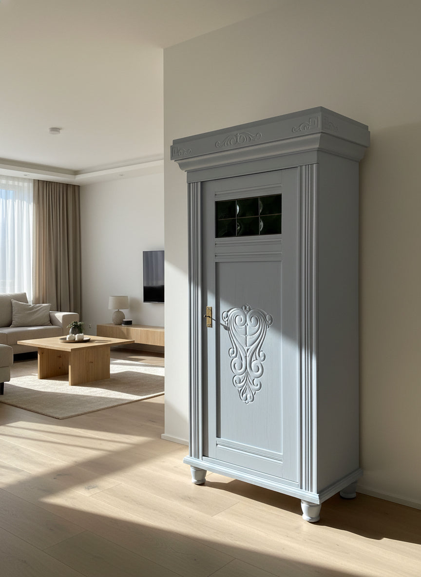 Antiker Schrank Jugendstil mit grünen Fenstern