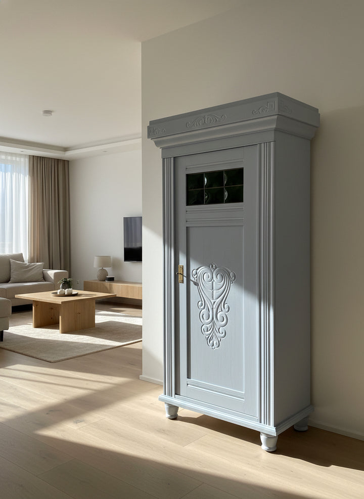 Antiker Schrank Jugendstil mit grünen Fenstern