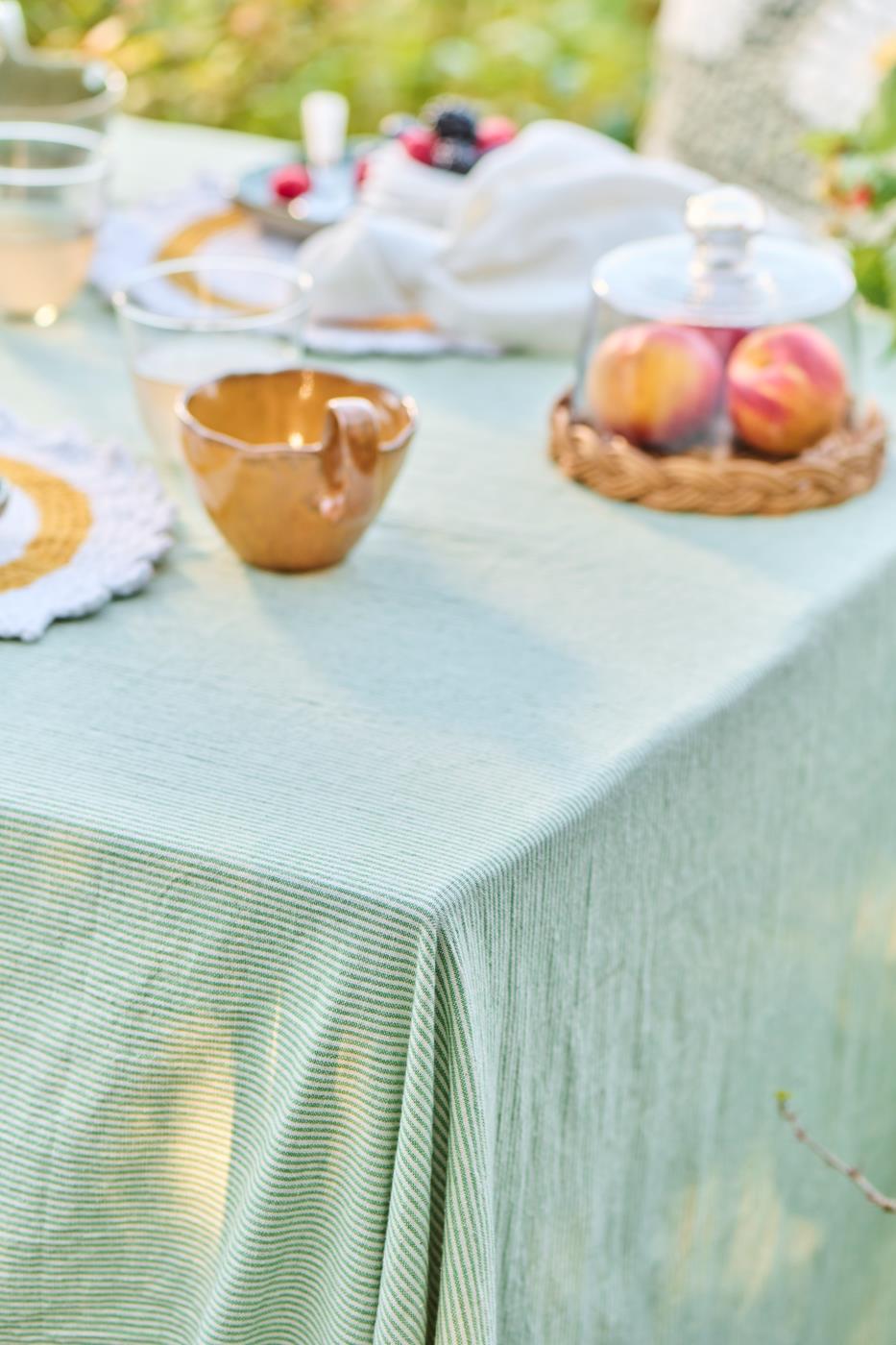 Tischdecke Emil länglich mit dünnen grünen Streifen