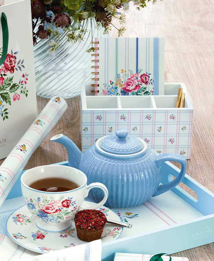 GreenGate Besteckkasten Gaby Weiß mit floralem Muster auf gedecktem Tisch im Landhausstil