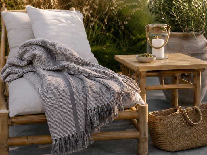 Chic Antique Aix Plaid Beige gestreift auf Bambusliege im mediterranen Landhausstil mit Laterne und Naturmaterialien