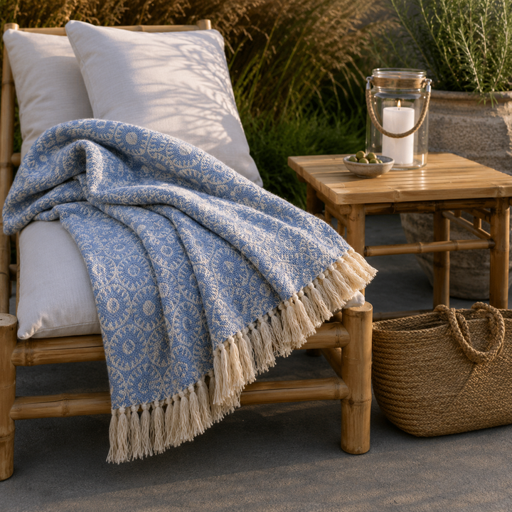 Chic Antique Aix Plaid Blau gemustert auf Bambusliege im mediterranen Landhausstil mit natürlicher Sommerdekoration