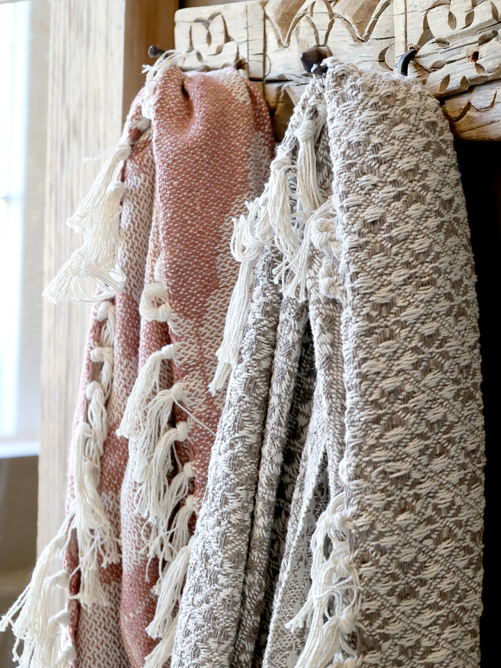 Chic Antique Wohndecke in Malve und Creme im skandinavischen Stil