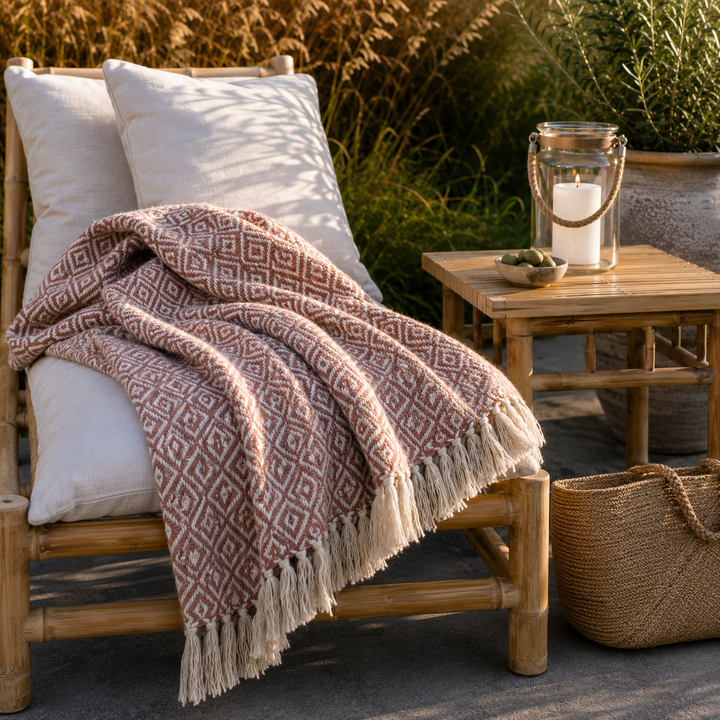 Chic Antique Aix Plaid Rostrot gemustert auf Bambusliege im warmen Landhausstil mit mediterraner Sommerstimmung