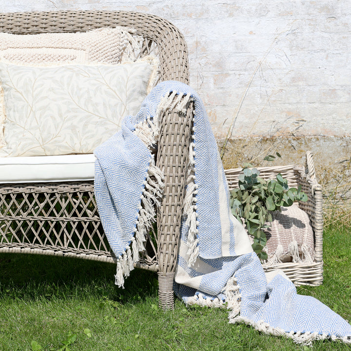 Sky Blue Chic Antique Aix Plaid auf Gartenstuhl im romantischen Landhausstil dekoriert