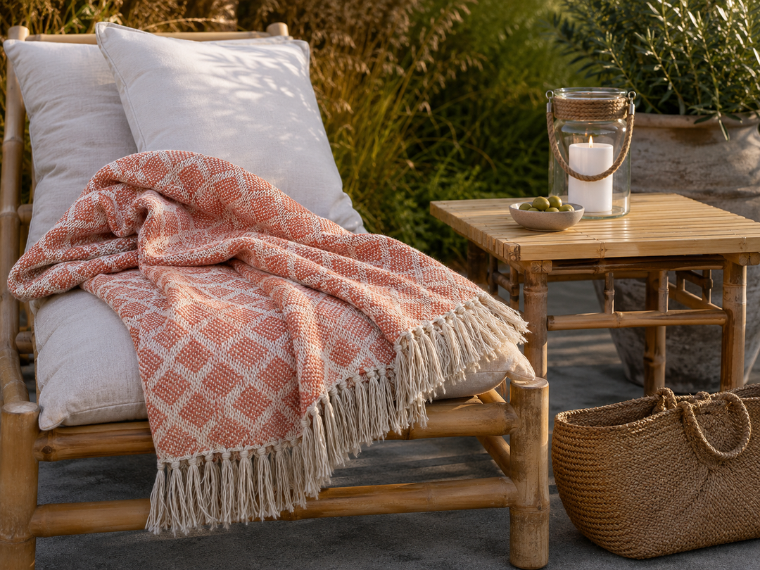 Chic Antique Aix Plaid Terracotta auf Bambusliege im skandinavischen Outdoor Landhausstil mit Bambustisch und Laterne