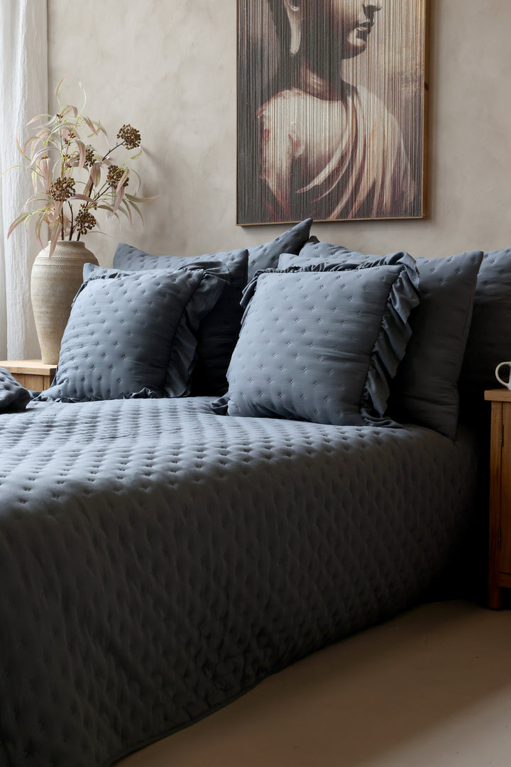 Chic Antique Aix Soft Bettdecke im skandinavischen Landhausstil in Midnight