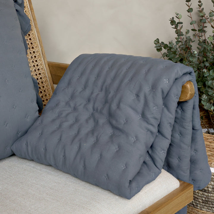 Chic Antique Aix Soft Quilt in Midnight für Sofa oder Bett