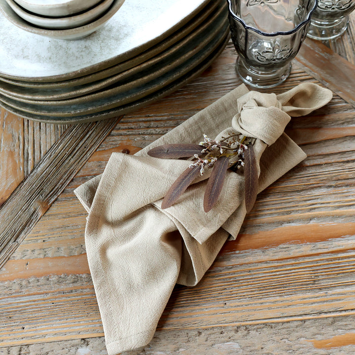 Chic Antique Aix Stoffserviette Leinen auf gedecktem Tisch im skandinavischen Landhausstil