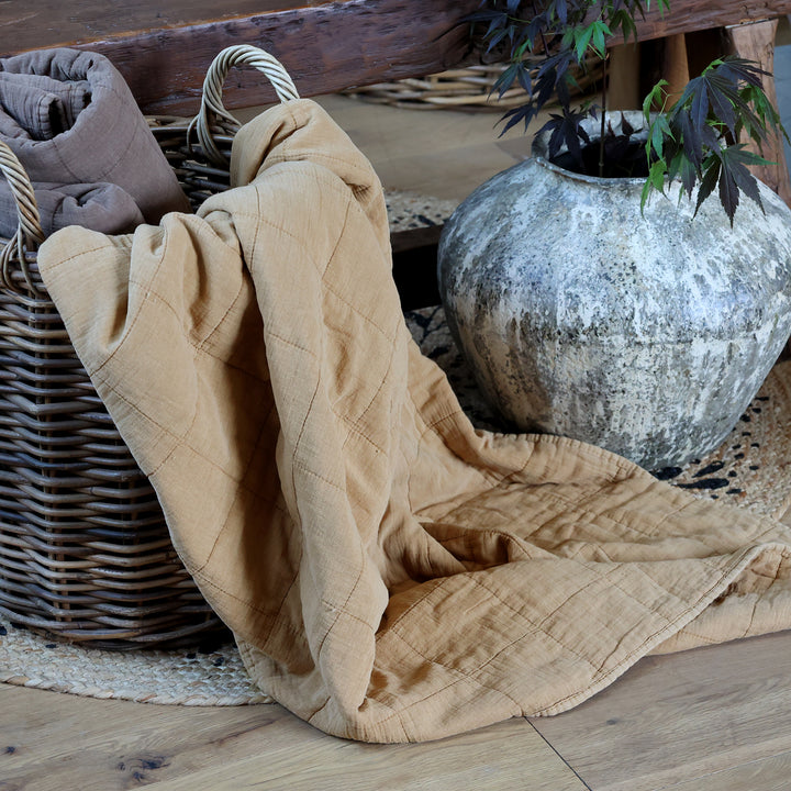 Chic Antique Aix Quilt Honig als natürliche Tagesdecke im warmen Hygge Wohnstil