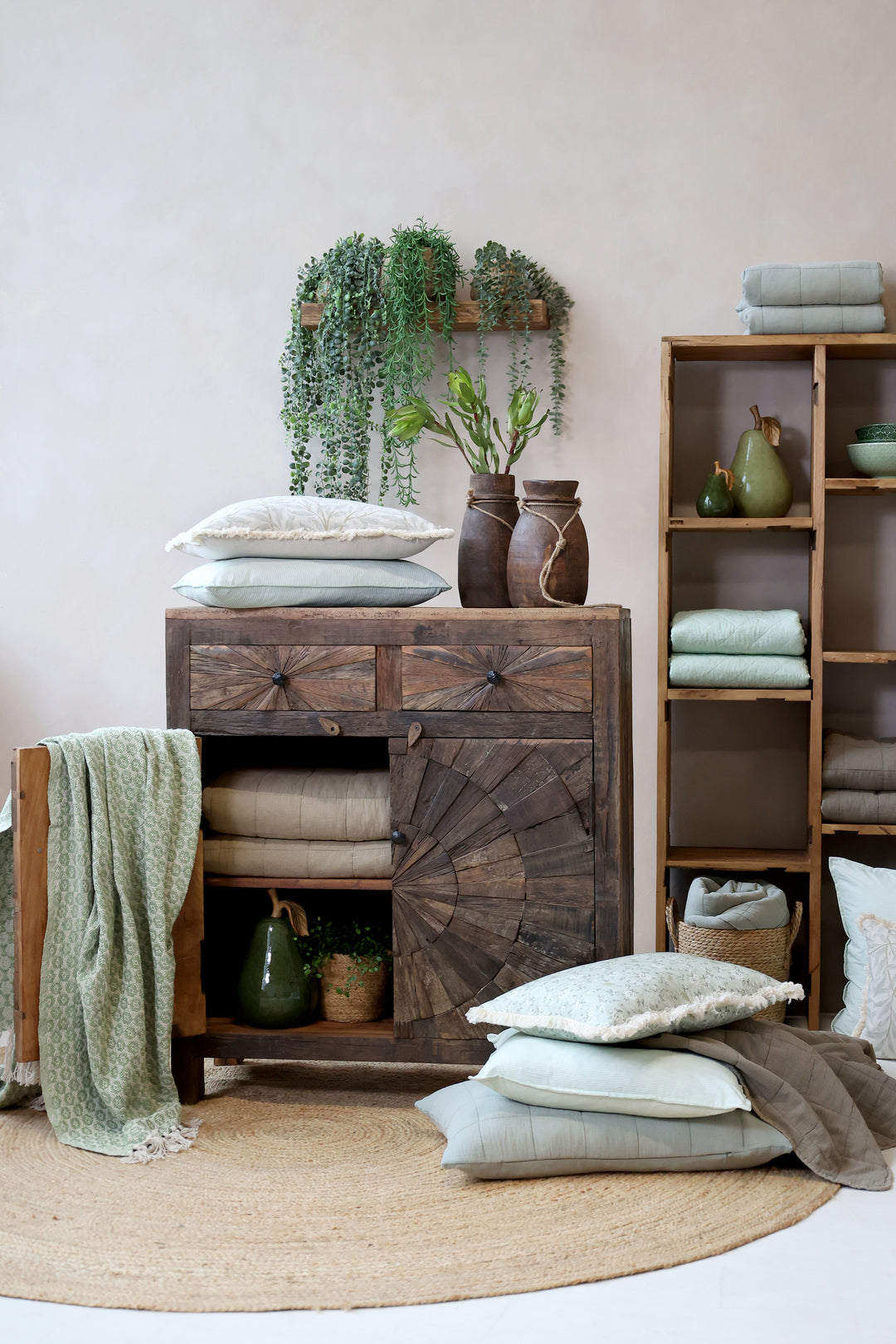 Chic Antique Aix Quilt Latte im natürlichen Landhausstil mit Holzmöbeln dekoriert